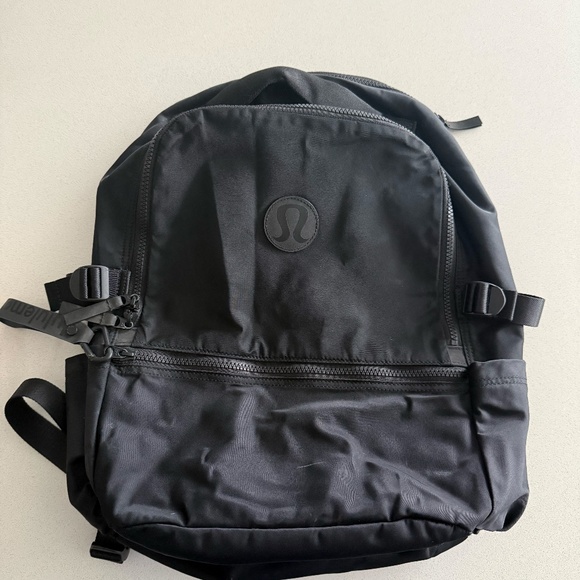 Lululemon New Crew Backpack 22L | Black 22L Lululemon Logo Backpack - Picture 6 of 14